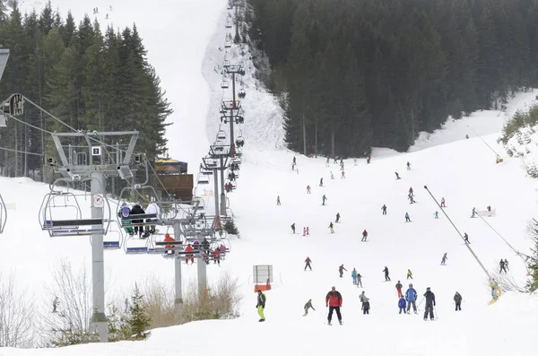 Bansko Bulgaria Circa Jan 2018 Esquiadores Montando Teleférico Las Montañas — Foto de Stock