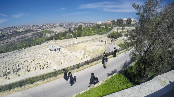 Jerusalem Srail Şubat 2016 Mount Olives Yahudi Mezarlığında Geleneksel Elbiseli — Stok fotoğraf