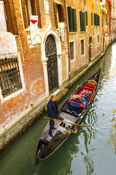 Gondolas Traditionnels Sur Canal Étroit Entre Des Maisons Historiques Colorées — Photo