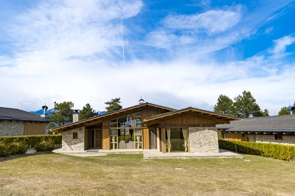 Een Nieuw Huis Met Een Aangelegde Tuin — Stockfoto