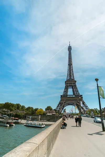 Paris Frankrike Circa Maj 2017 Visa Människor Nära Eiffeltornet Dagtid — Stockfoto