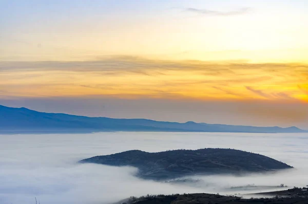 雾和云山谷风景在日落 马其顿 — 图库照片