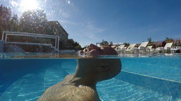 Mann Entspannt Sich Auf Thermalbad Pool Hydrotherapie — Stockfoto