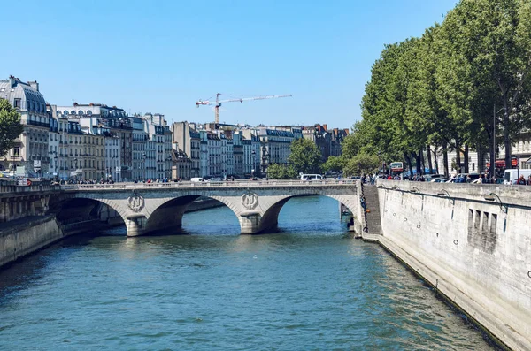 Paris'te Seine Nehri Köprüsü Pont Saint-Michel de güneşli bahar günü ile