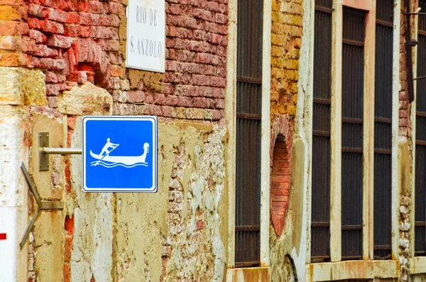 イタリア ベネチアでゴンドラ運河サインを青します — ストック写真