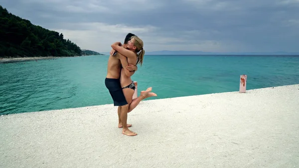 Casal Feliz Romântico Divertindo Cais Praia — Fotografia de Stock