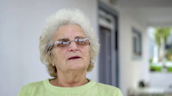 Portrait Elderly Woman Glasses Sitting Outdoors — Stock Photo, Image