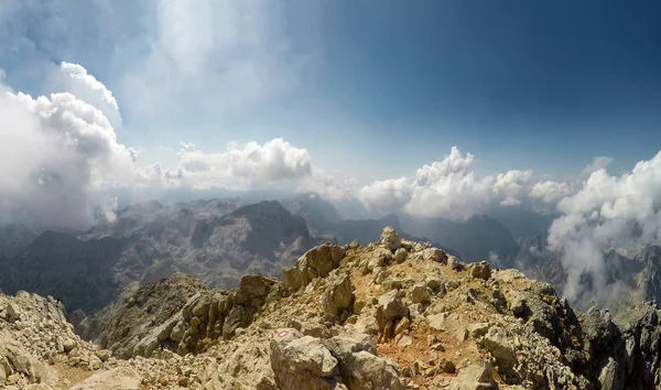 遠征中にジュリアン アルプス山脈にトリグラフのビュー — ストック写真