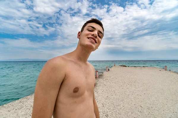 Joven Posando Muelle Durante Día — Foto de Stock