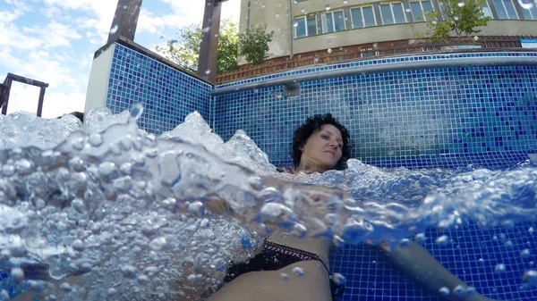 Mujer Relajante Piscina Spa Aire Libre Durante Las Vacaciones —  Fotos de Stock