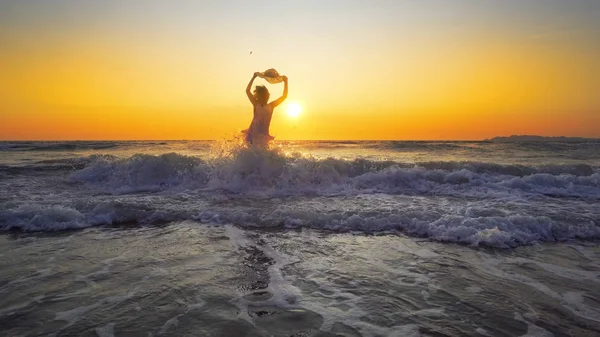 Mulher Vestido Branco Segurando Chapéu Fundo Por Sol — Fotografia de Stock