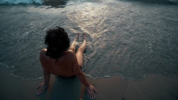 Жінка Бікіні Лежить Піщаному Пляжі Насолоджується Літніми Канікулами — стокове фото
