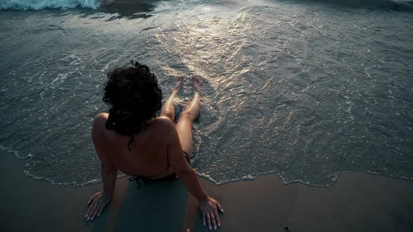 Mujer Bikini Tumbada Playa Arena Disfrutando Vacaciones Verano — Foto de Stock