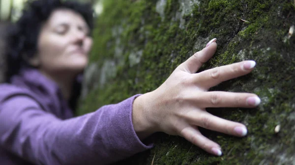 Femme Étreignant Grande Pierre Avec Mousse Dans Forêt — Photo