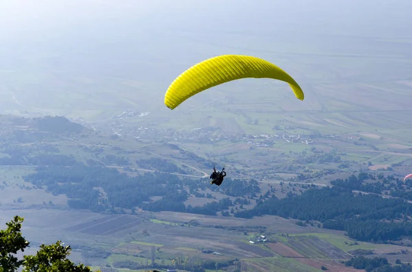 Veduta Del Parapendio Che Vola Aria Sulla Valle — Foto Stock