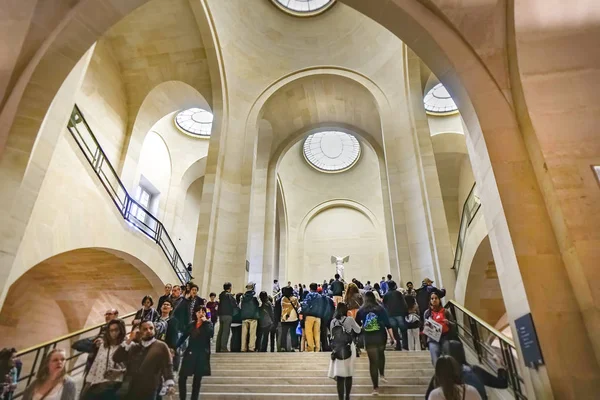 Paris Francja Circa Maja 2017 Schody Odwiedzających Muzeum Luwrze Paryżu — Zdjęcie stockowe