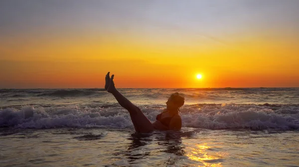 Mulher Desfrutando Férias Costa Pôr Sol Fundo — Fotografia de Stock