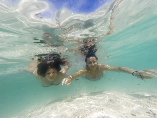 Duas Meninas Nadando Debaixo Água Mar — Fotografia de Stock