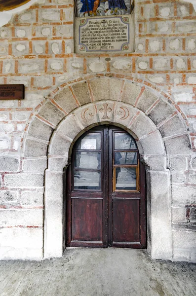 Porta Legno Sulla Chiesa Muro Mattoni — Foto Stock