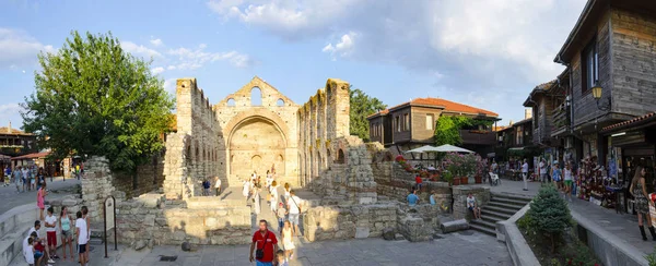 ネセバル ブルガリア 2016 ブルガリア ネセバルの聖ソフィア教会と古代の町を訪れる観光客 ネセバルは古代の町とブルガリアの黒海の Coa に主要な海辺のリゾートの一つ — ストック写真