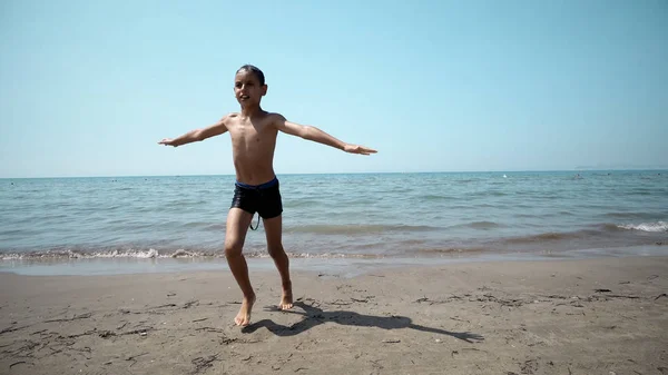 Glücklicher Junge Der Aus Dem Meerwasser Steigt Kameraschwenk Von Vorn — Stockfoto