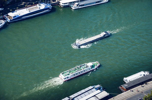 Passeios Turísticos Barcos Carga Rio Sena Lado Torre Eiffel Paris — Fotografia de Stock