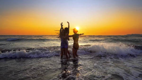 Grupo Meninas Felizes Divertindo Nas Ondas Mar Praia Pôr Sol — Fotografia de Stock