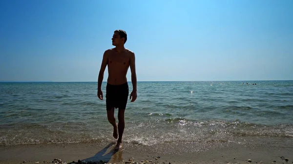 Bonito Atleta Masculino Saindo Água Praia Mar — Fotografia de Stock
