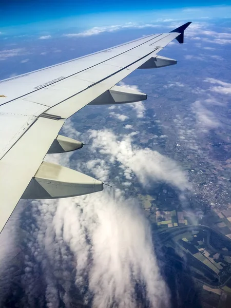 Großer Flugzeugflügel Gegen Blauen Himmel Und Wolken Senkrecht — Stockfoto
