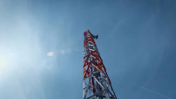 Torre Comunicación Contra Cielo Azul Las Llamaradas Del Sol — Foto de Stock