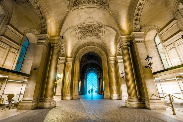 Oświetlony Łukowe Chodnik Musee Louvre Paryżu — Zdjęcie stockowe