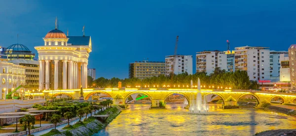 Skopje Macedonia Noviembre 2016 Panorama Nocturno Skopje Con Museo Arqueológico —  Fotos de Stock