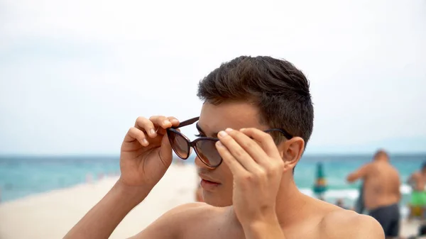 Joven Con Gafas Sol Posando Playa Durante Día — Foto de Stock