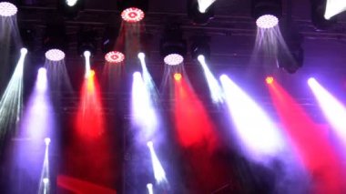 Konser ışık gösterisi, renkli ve canlı sahne sahne arka plan üzerinde spotlight