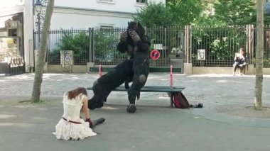 Ağır çekimde cadde yakınındaki meydanında dansçılar. Güzellik ve canavar