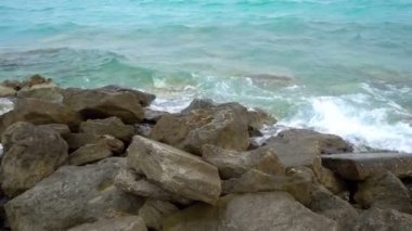 Yalı rock taş ve sakin dalgalar sıçramasına