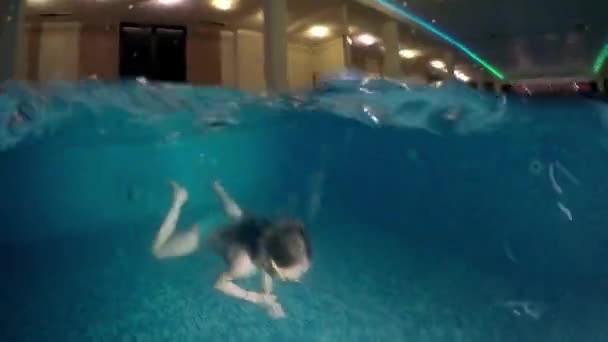 Kleines Mädchen Schwimmt Unter Wasser Dunklen Innenpool — Stockvideo