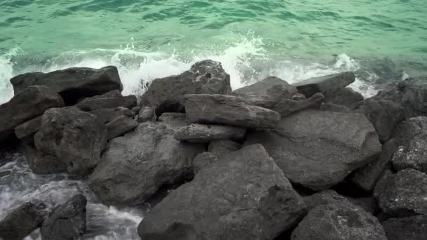 Rock Stenen Zeekust Rustige Golven Spatten Slow Motion — Stockvideo