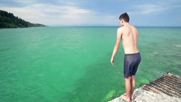 Szef Sportowiec Skakać Morze Kolorze Turkusowym Slow Motion — Wideo stockowe