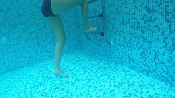 时尚模特女孩脚走出游泳池的金属梯子楼梯 戈波圆顶半水下的看法 慢动作 — 图库视频影像