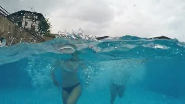 Twee Gelukkige Meisjes Glimlachend Genieten Zwembad Tijdens Regen Weer Gopro — Stockvideo