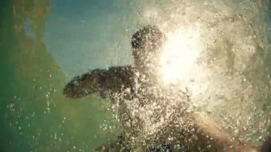 Şnorkel adam sualtı köpekbalığı pov günbatımı güneş ışınlarından yüzeyi ile bir köpekbalığı saldırısından savunuyorsun baloncuklar yapar