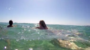 İki deniz turkuaz suda yüzen kızlar, gopro kubbe yarım sualtı görünümü takip
