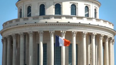 Paris'te Quartier Latin semtinde tarihi Pantheon üzerinde Fransız bayrağı sallıyor
