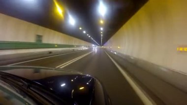Mont Blanc - İtalya, araba sürmeye pov karayolu geçidi üzerinde tünelde ana trans-alp ulaşım yolları, özellikle İtalya biridir