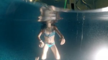 Yüzme ve sevinçle kapalı havuza dalış yarı sualtı, küçük kız, gopro kubbe vurdu