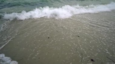 Deniz dalgaları sıçrama sahil kumu yavaş hareket üzerinde sinematik renk görüntüleri kademeli.