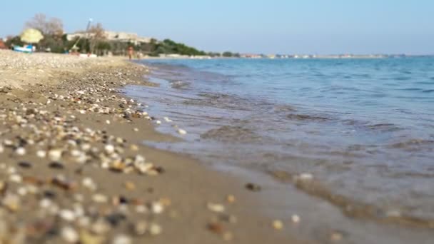 Letní Koncept Pozadí Mořský Břeh Klidnými Vlnami Cákající Pláž Písek — Stock video