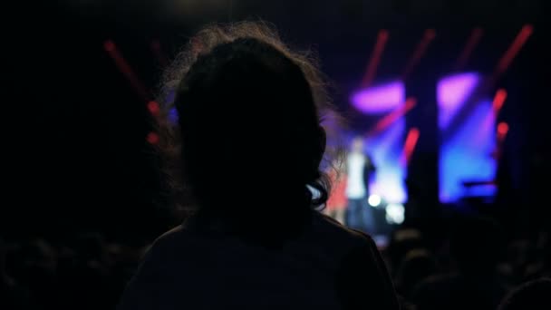 Menina Ombro Seu Pai Assistindo Aplaudindo Público Durante Concerto Concerto — Vídeo de Stock