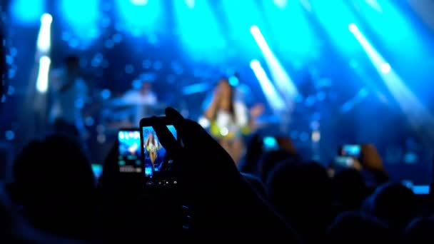 Зображення Аудиторії Членом Дивиться Концерт Через Свій Мобільний Телефон Громадський — стокове відео